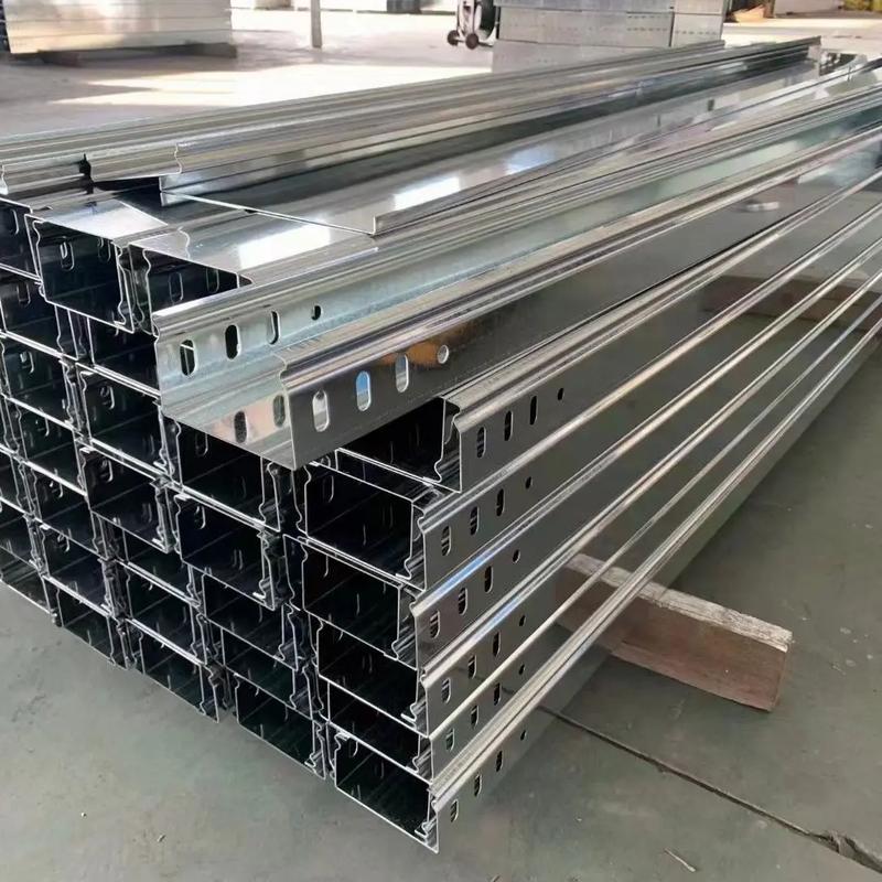 秦皇島槽式電纜橋架廠家 專業(yè)生產(chǎn)鍍鋅橋架、鋁合金橋架及配電柜